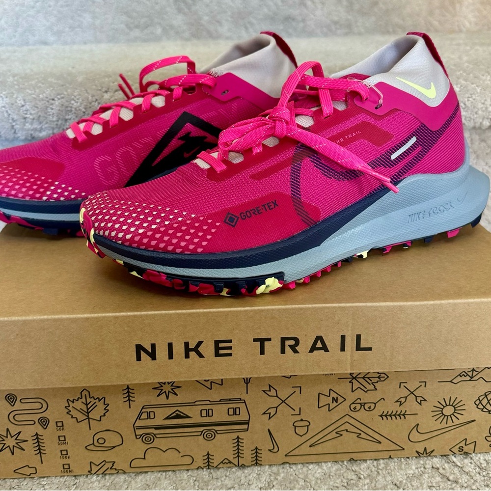 BNIB REACT PEGASUS TRAIL 4 GTX, Womens 7.5

FIREBERRY/PURPLE INK